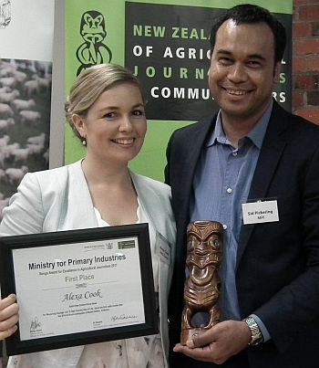 Alexa-Cook- (Radio NZ)-receives-her-2017-Rongo-Award-from-Sid-Pickering-(MPI)