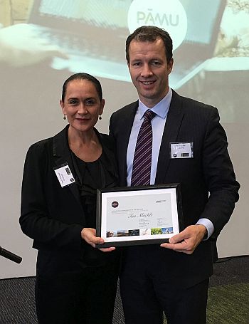 Landcorp-chair-Traci-Houpapa-presenting-the-2016-Landcorp-Communicator-of-the-Year-Award-to-Tim-Mackle, DairyNZ CEO.